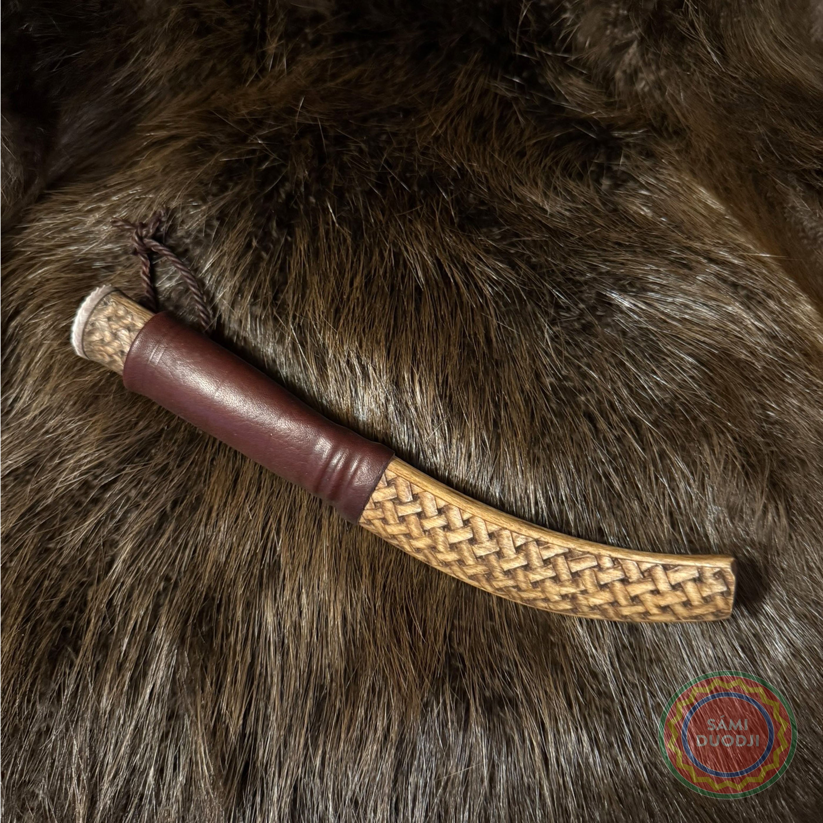 Kniv med karvsnittsgravyr av Sven-Åke Risfjell