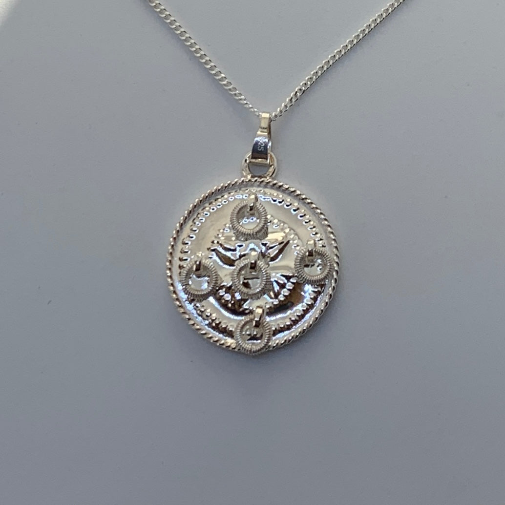 Samiskt silverhalsband Sjieltie (Åsele). Smycket är vackert utformat efter Åseleringen med fem små silverringar. Smyckets diameter är 30 mm. Finns hos Risfjells Sameslöjd i Vilhelmina i södra Lappland