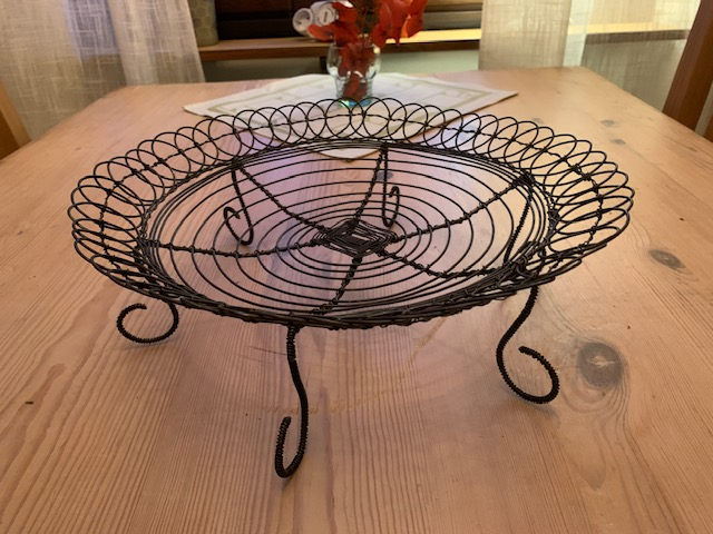 I vår presentavdelning har vi nybyggar/allmogeslöjd. Där hittar du detta bröd eller kakfat i tråd/luffarslöjd tillverkad av Alf Eriksson. Den är 11,5 cm hög. Diameter 30 cm. Många samer blev nybyggare bosättare på sin egen mark sedan Lappmarksplakatet gjorde sig gällande 1673 och sålunda en del av den samiska historien. Behov av ny bruksslöjd anpassad till det icke nomadiserade livet uppstod. Av den anledningen tar vi in nybyggar/allmoge slöjd i vår butik.