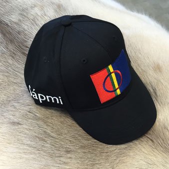 Keps med samiska flaggan