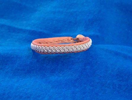 Tenntrådsarmband Trefläta Samiskt hantverk Doris Risfjell Vilhelmina Risfjells Sameslöjd