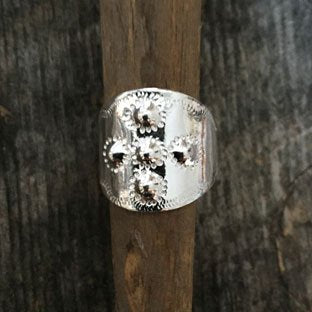 Bred silverring punsad i samisk design