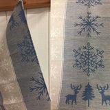 Från vår present och hemslöjdsavdelning. Handduk i lin och bomull med vackert vintermotiv snöstjärnor och renar i blått och vitt. Längd 70 cm och bredd 47 cm.