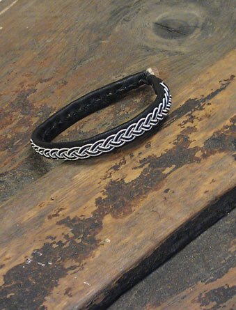 Tenntrådsarmband Inflätat garn Samiskt hantverk Doris Risfjell Vilhelmina Risfjells Sameslöjd