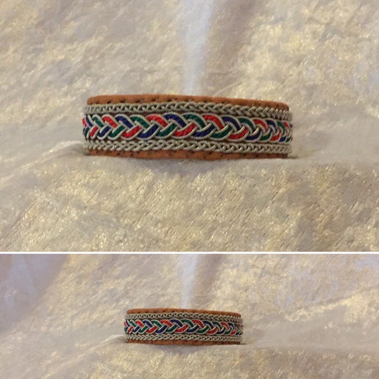 Tenntrådsarmband Åarjel på renskinn, samiskt hantverk av Doris Risfjell, Vilhelmina Lappland Risfjell