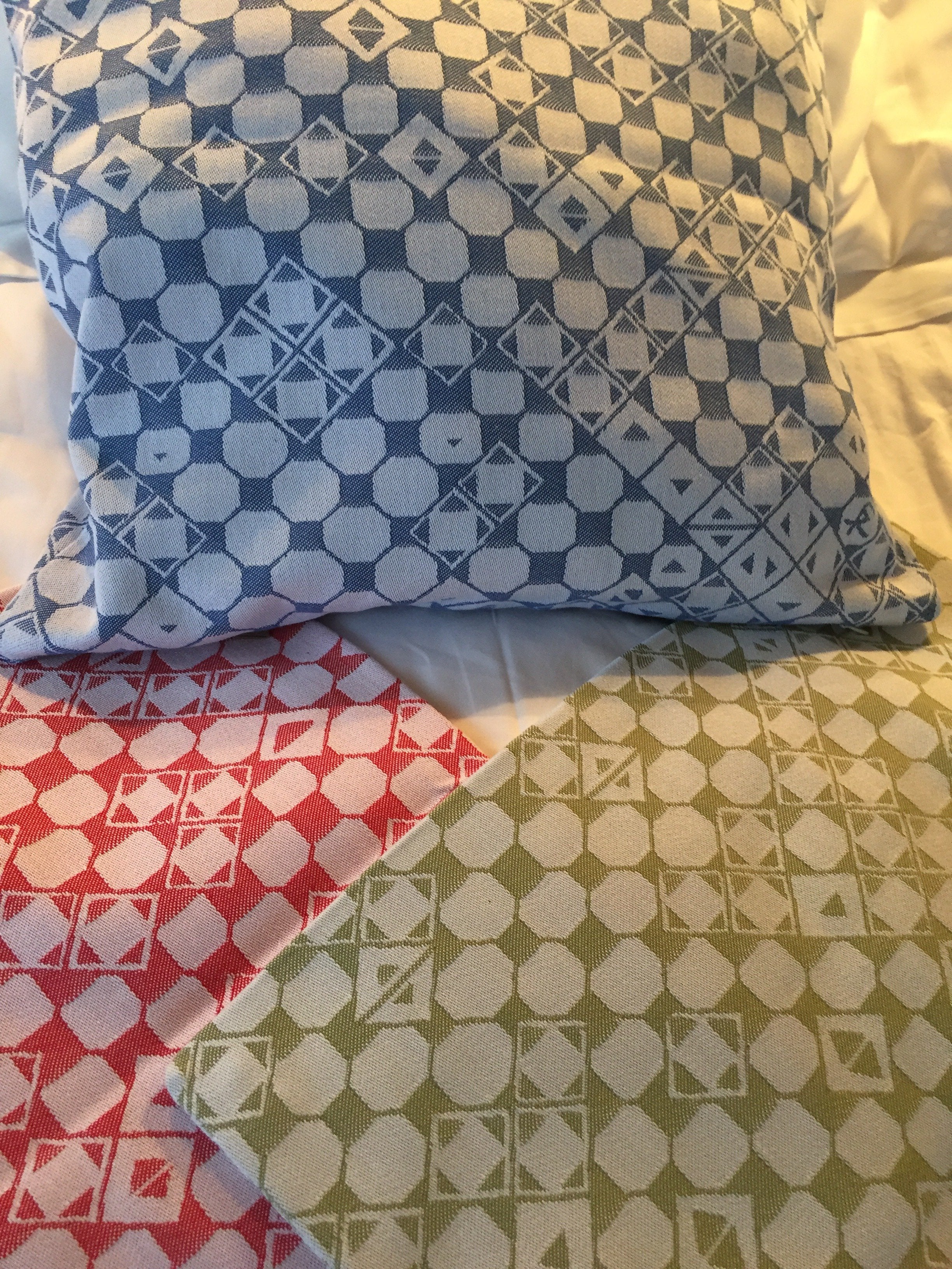 Kuddfodral med Det gamla nåjdmönstret från Marsfjäll Risfjells Sameslöjd