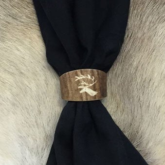 Halsduksring i renhorn med enkel dekoration Sven-Åke Risfjell