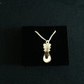 Halsband i silver i form av samiska skeden