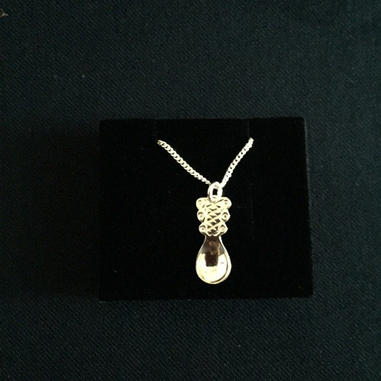 Halsband i silver i form av samiska skeden