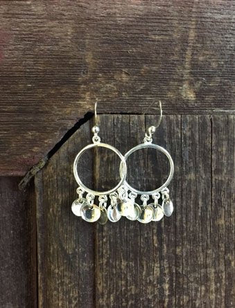 Örhängen Solbbo samisk design i silver. Diameter 20 mm. Längd 30 mm plus krok. I nedre delen av ringen sitter fem konkava runda hängen. Finns hos Risfjells Sameslöjd i Vilhelmina.