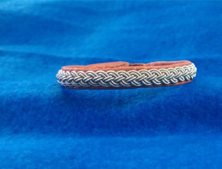 Tenntrådsarmband Diagonal på renskinn, samiskt hantverk av Doris Risfjell, Vilhelmina Lappland Risfjells Sameslöjd