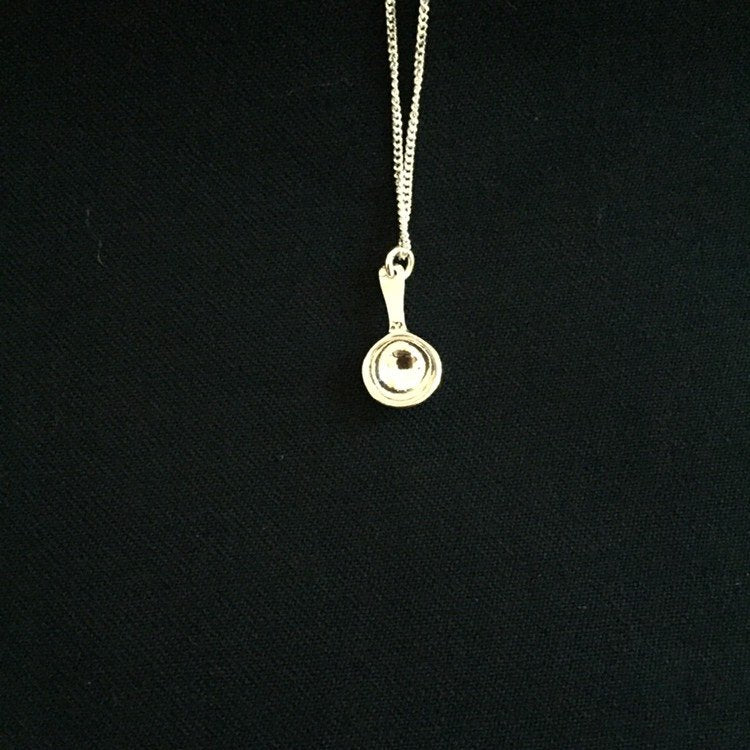 Halsband i silver i kåsans form
