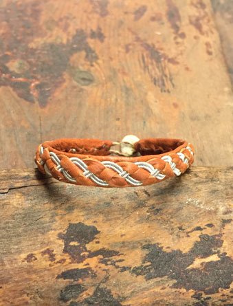 Tenntrådsarmband Diagonal på renskinn, samiskt hantverk av Doris Risfjell, Vilhelmina Lappland Risfjell