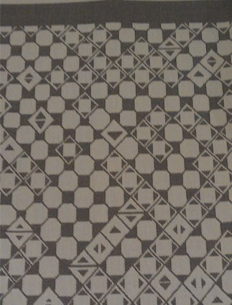 En bordsduk 150x250 cm en unik produkt från oss Risfjells Sameslöjd. Bordsduken här i grått  har ett unikt sydsamiskt mönster som finns på en gammal väska (Daaskoe)som bars av sista nåjden från Marsfjäll i Vilhelmina. Sameslöjdare Sven-Åke Risfjell hittade väskan i museigömmorna 1999 och har sedan dess återbördat mönstren som fanns ingraverade på väskan i sin egen slöjd. 