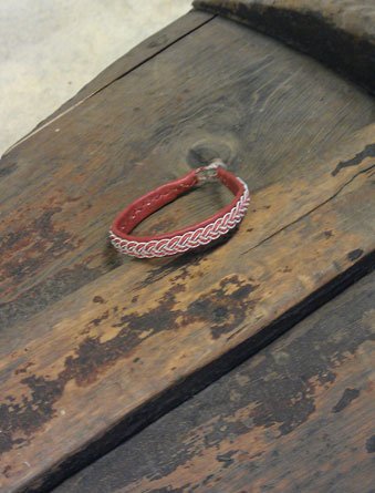 Tenntrådsarmband Inflätat garn Samiskt hantverk Doris Risfjell Vilhelmina Risfjells Sameslöjd