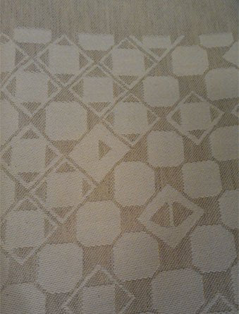 En bordsduk 150x250 cm en unik produkt från oss Risfjells Sameslöjd. Bordsduken här linfärgad har ett unikt sydsamiskt mönster som finns på en gammal väska (Daaskoe)som bars av sista nåjden från Marsfjäll i Vilhelmina. Sameslöjdare Sven-Åke Risfjell hittade väskan i museigömmorna 1999 och har sedan dess återbördat mönstren som fanns ingraverade på väskan i sin egen slöjd. 