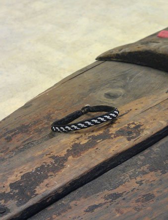 Tenntrådsarmband Diagonal på renskinn, samiskt hantverk av Doris Risfjell, Vilhelmina Lappland Risfjells Sameslojd