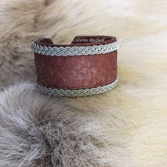 Tenntrådsarmband på laxskinn av Doris Risfjell, Vilhelmina Risfjells Sameslöjd