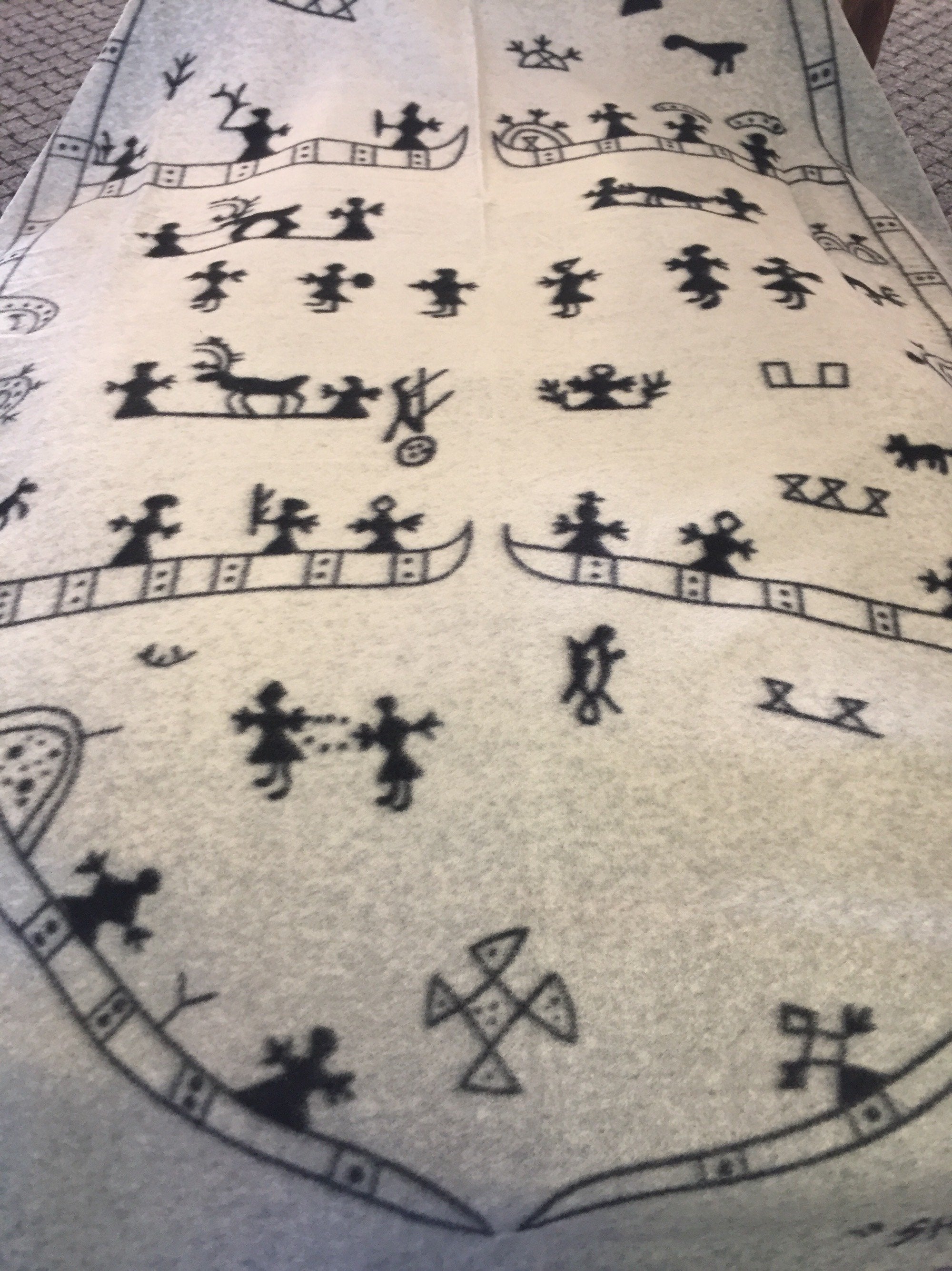 Pläd med samiskt trummotiv grå