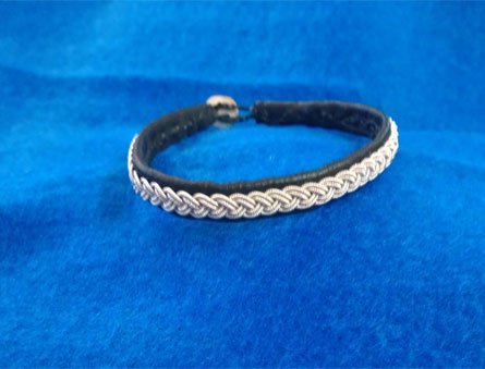 Tenntrådsarmband Trefläta Samiskt hantverk Doris Risfjell Vilhelmina Risfjells Sameslöjd