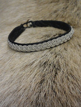 Tenntrådsarmband Fyrfläta på renskinn Samiskt hantverk av Doris Risfjell, Vilhelmina Risfjells Sameslöjd