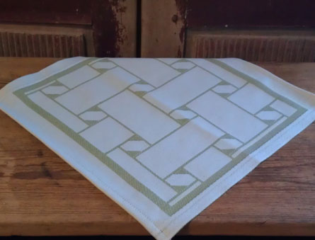 Bordstablett i grönt och vitt i sydsamiskt flätmönster 35x35 cm i design av Doris och Sven-Åke Risfjell, Risfjells,Sameslöjd i Vilhelmina.