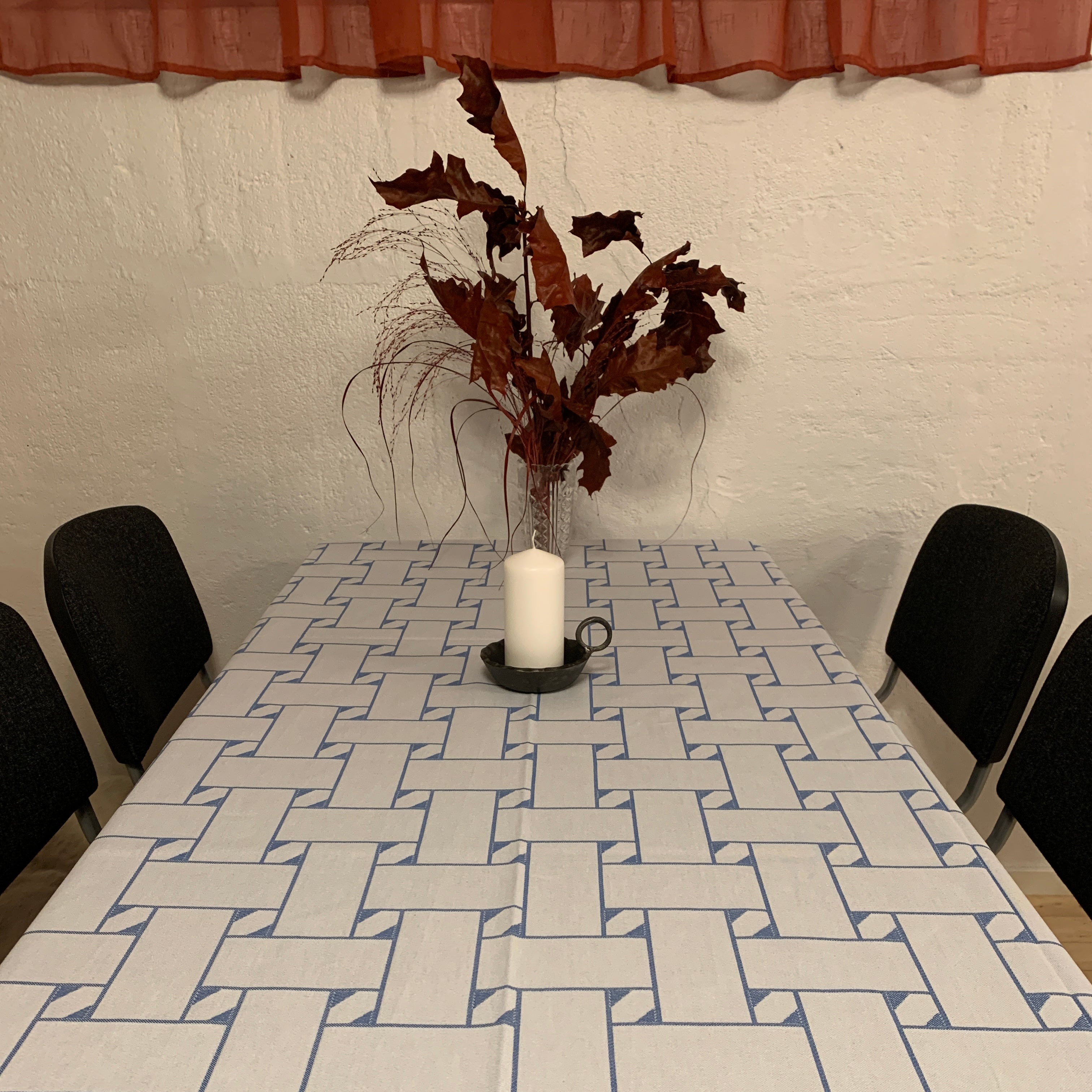 Bordsduk med sydsamiskt flätmönster