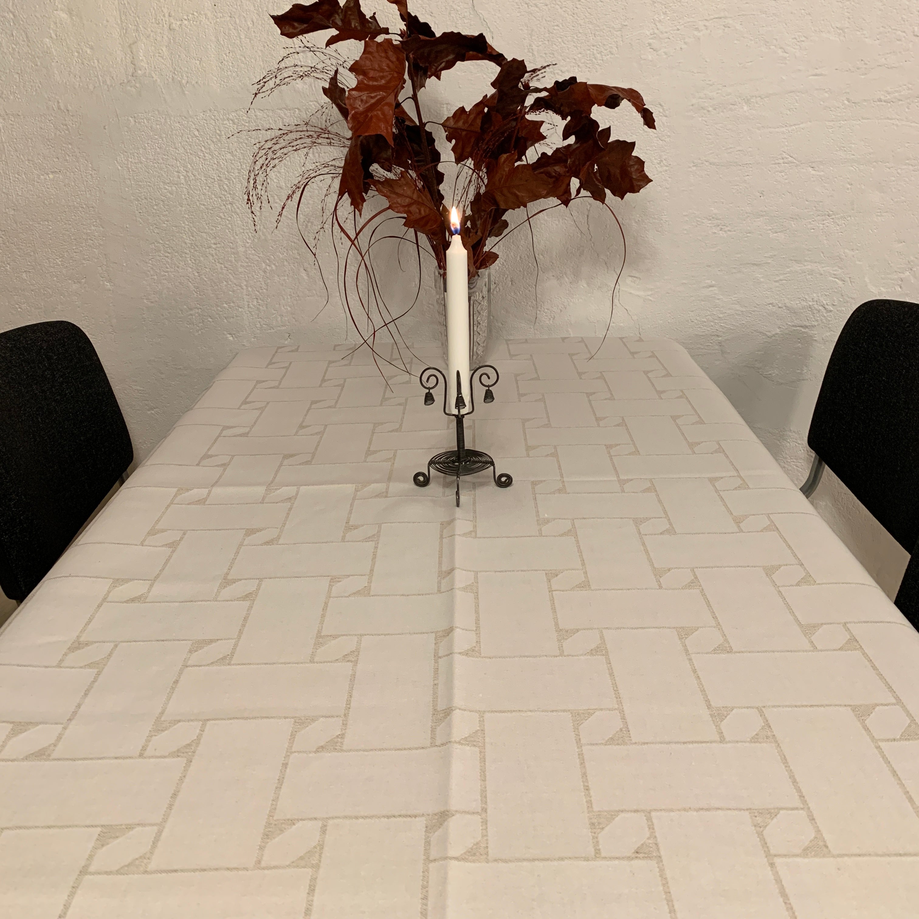 Bordsduk med sydsamiskt flätmönster