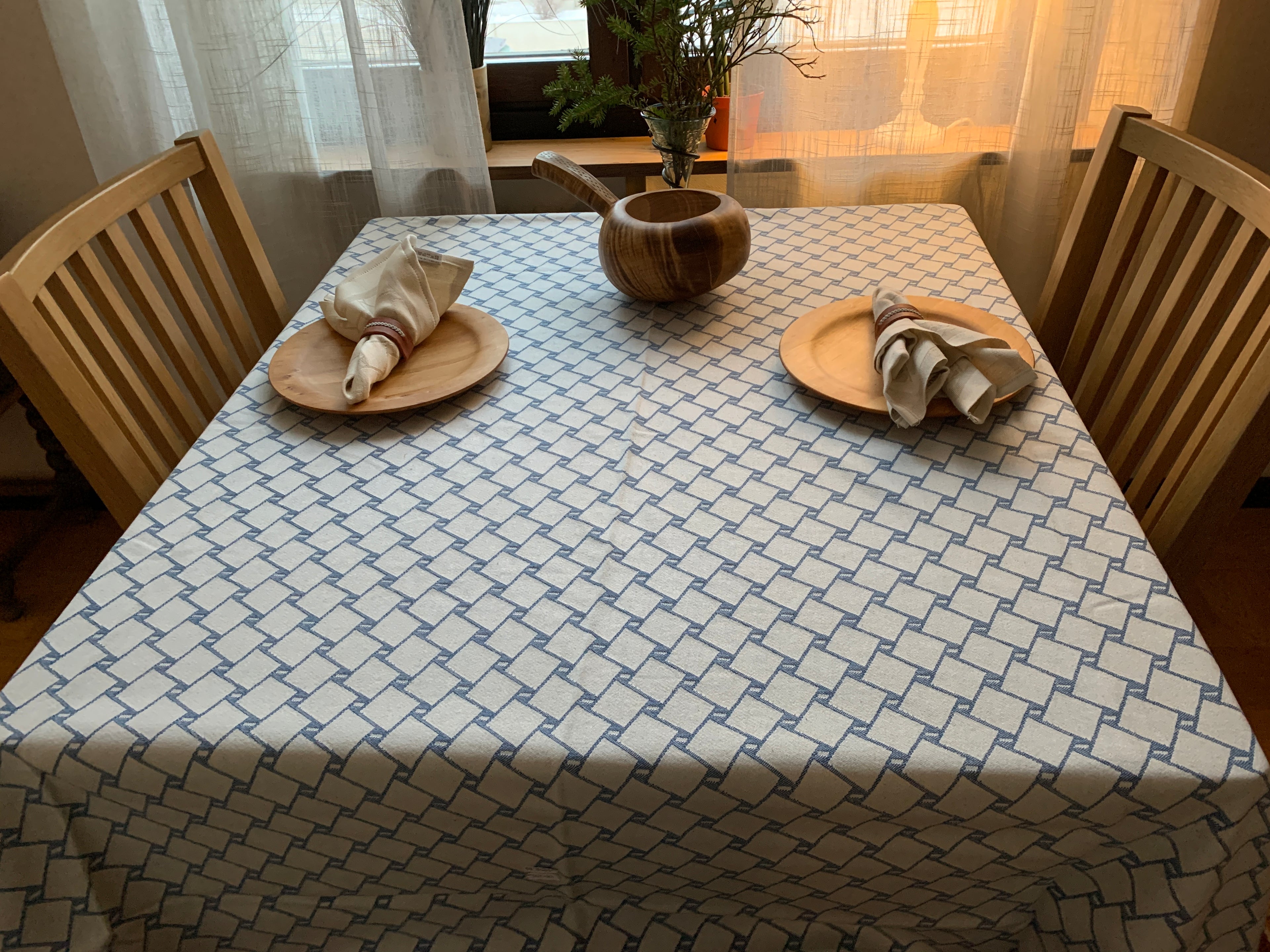 Bordsduk med ett sydsamiskt flätmönster Risfjells Sameslöjd 150x250 cm