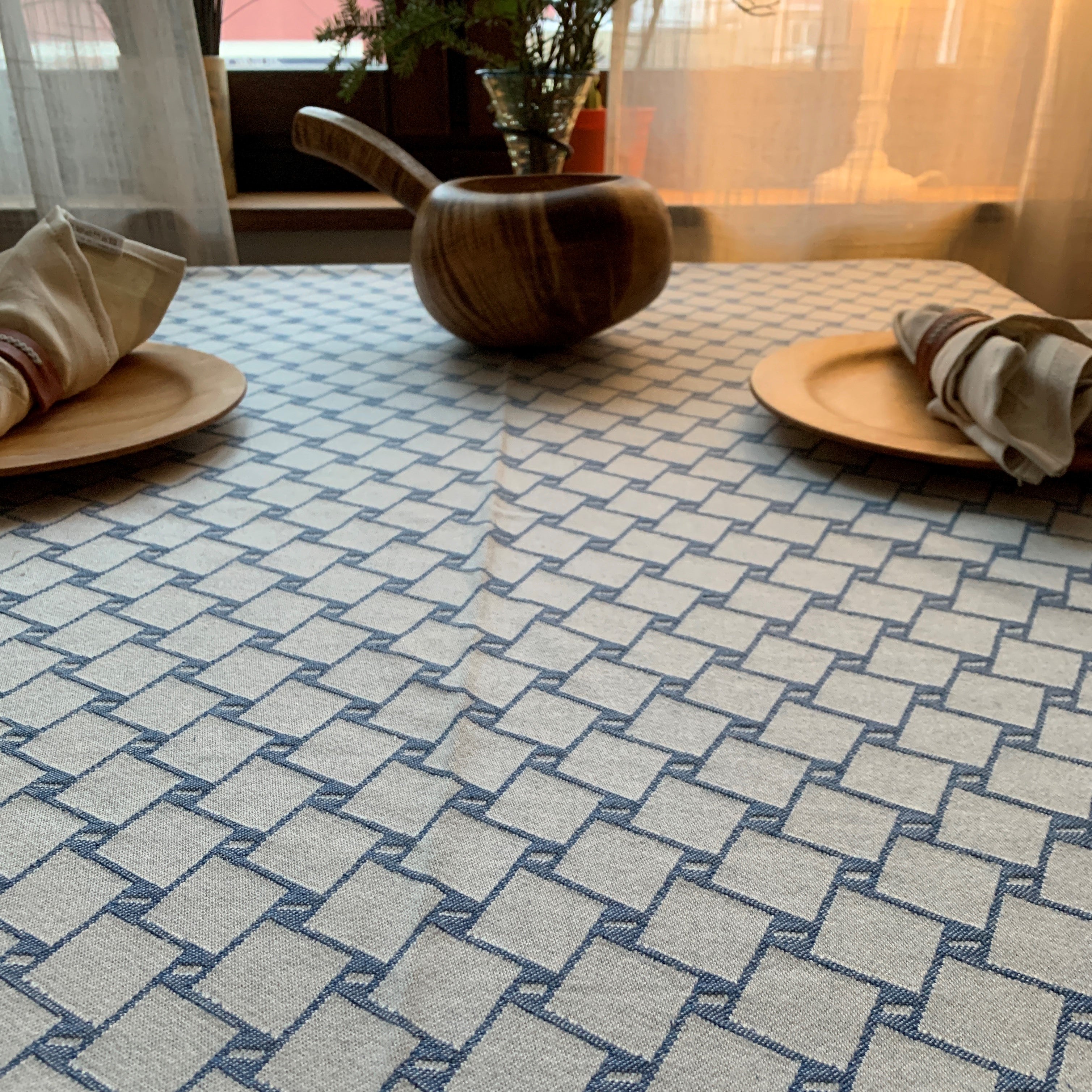 Bordsduk med ett sydsamiskt flätmönster Risfjells Sameslöjd 150x250 cm