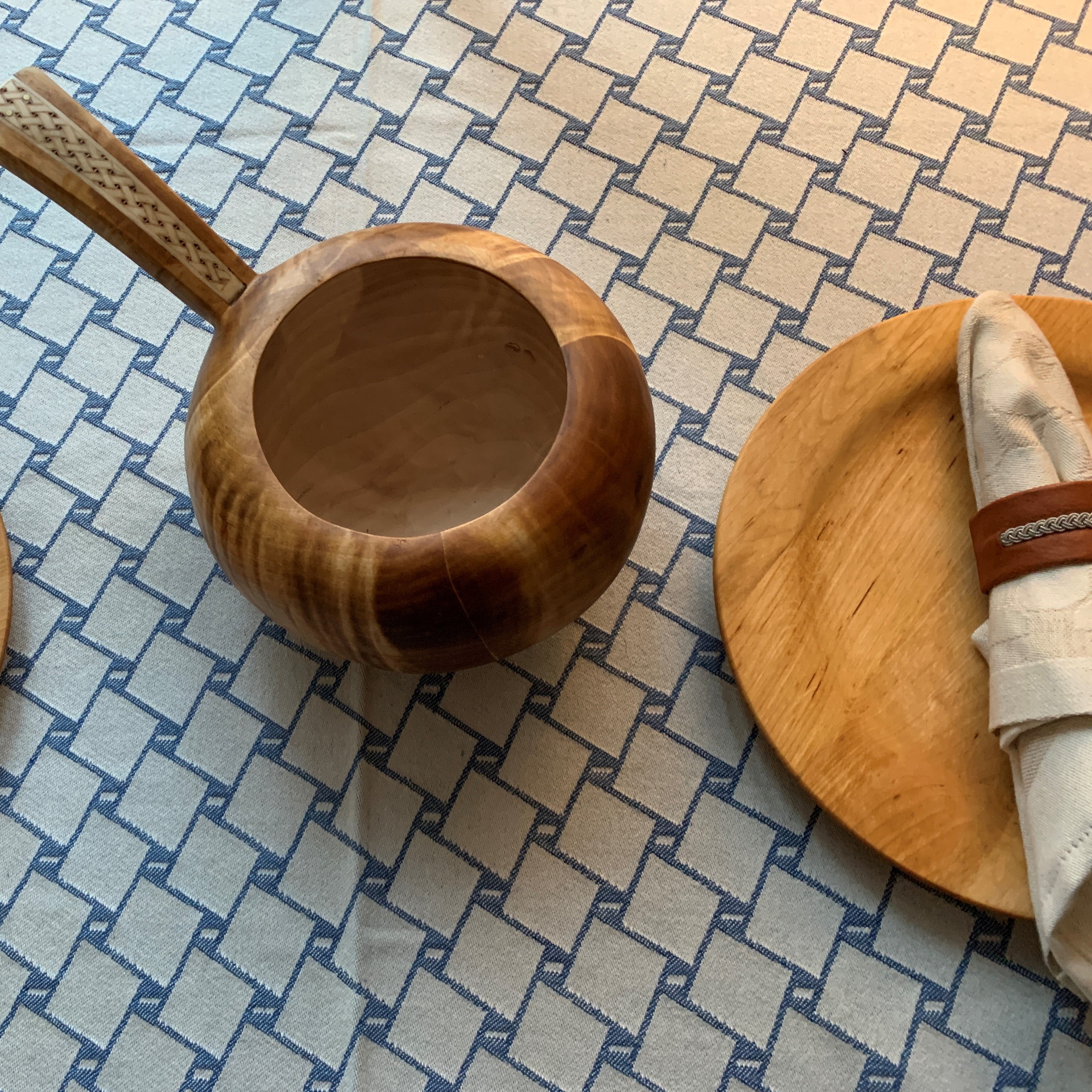 Bordsduk med ett sydsamiskt flätmönster Risfjells Sameslöjd 150x250 cm