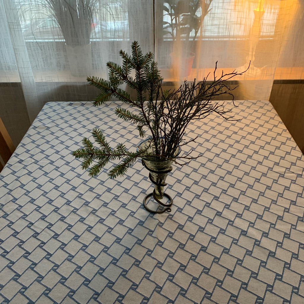 Bordsduk med ett sydsamiskt flätmönster Risfjells Sameslöjd 150x250 cm