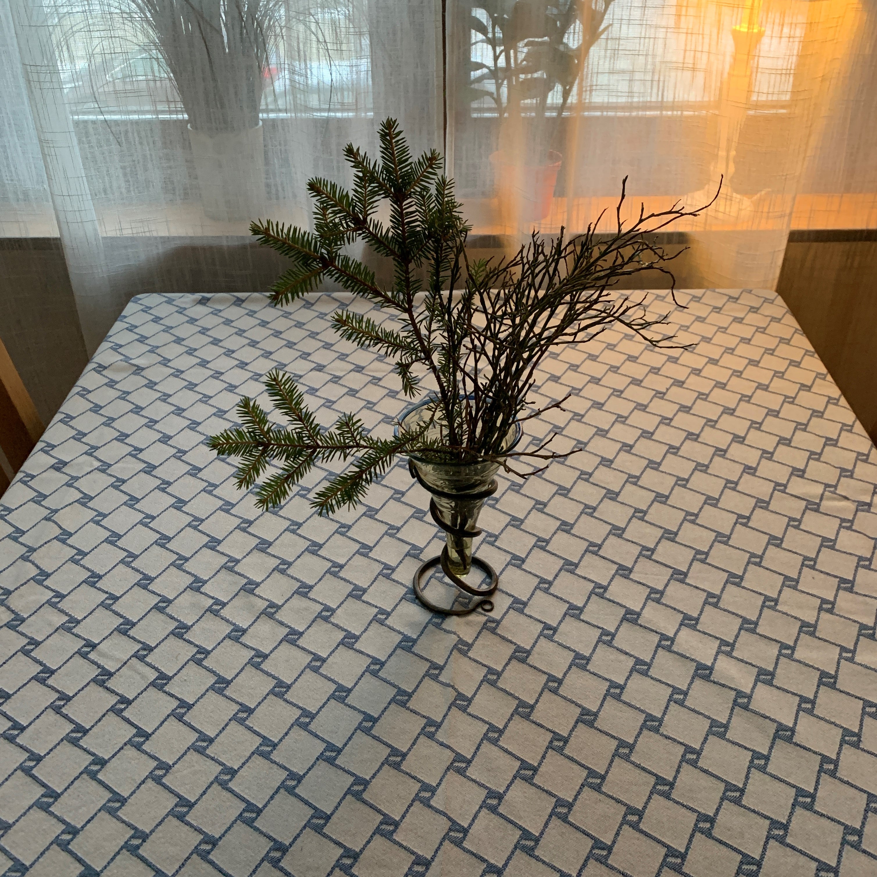 Bordsduk med ett sydsamiskt flätmönster Risfjells Sameslöjd 150x250 cm