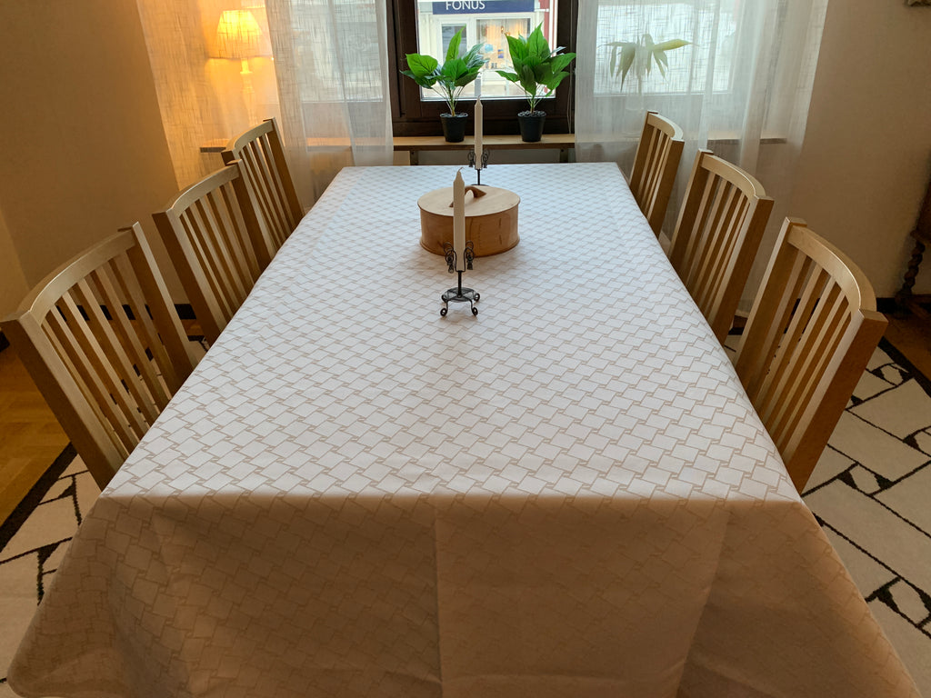 Bordsduk med ett sydsamiskt flätmönster Risfjells Sameslöjd 150x250 cm