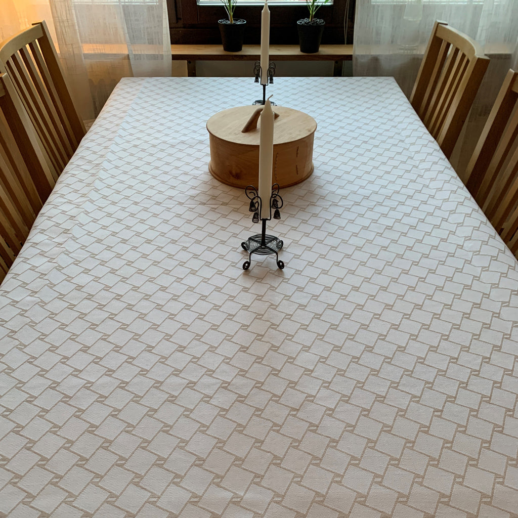 Bordsduk med ett sydsamiskt flätmönster Risfjells Sameslöjd 150x250 cm