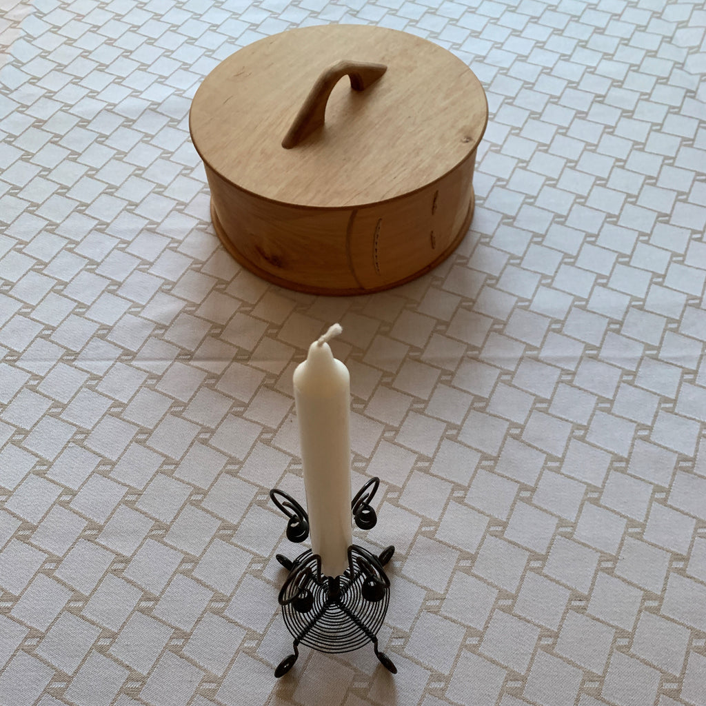 Bordsduk med ett sydsamiskt flätmönster Risfjells Sameslöjd 150x250 cm