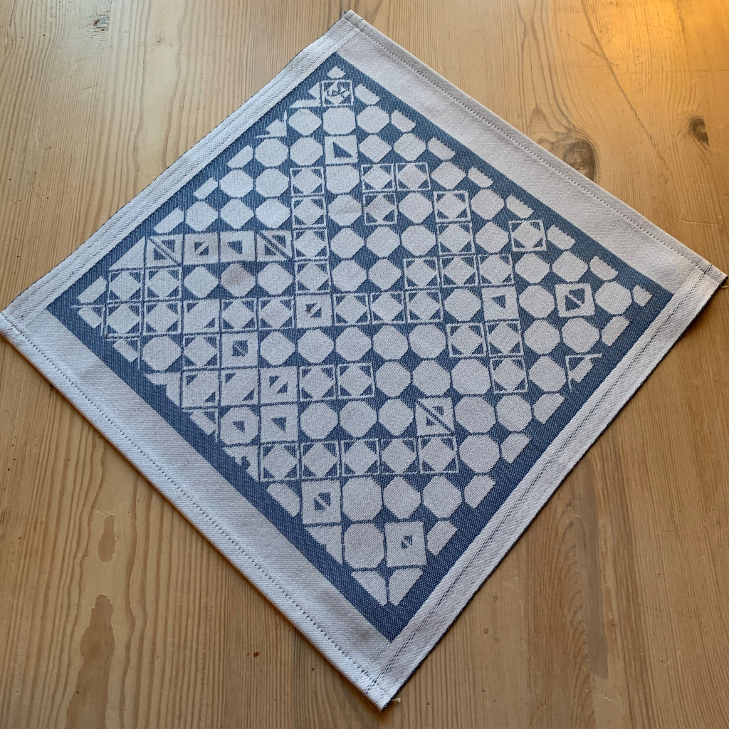 Bordstablett-servett med det gamla nåjdmönstret från Marsfjäll