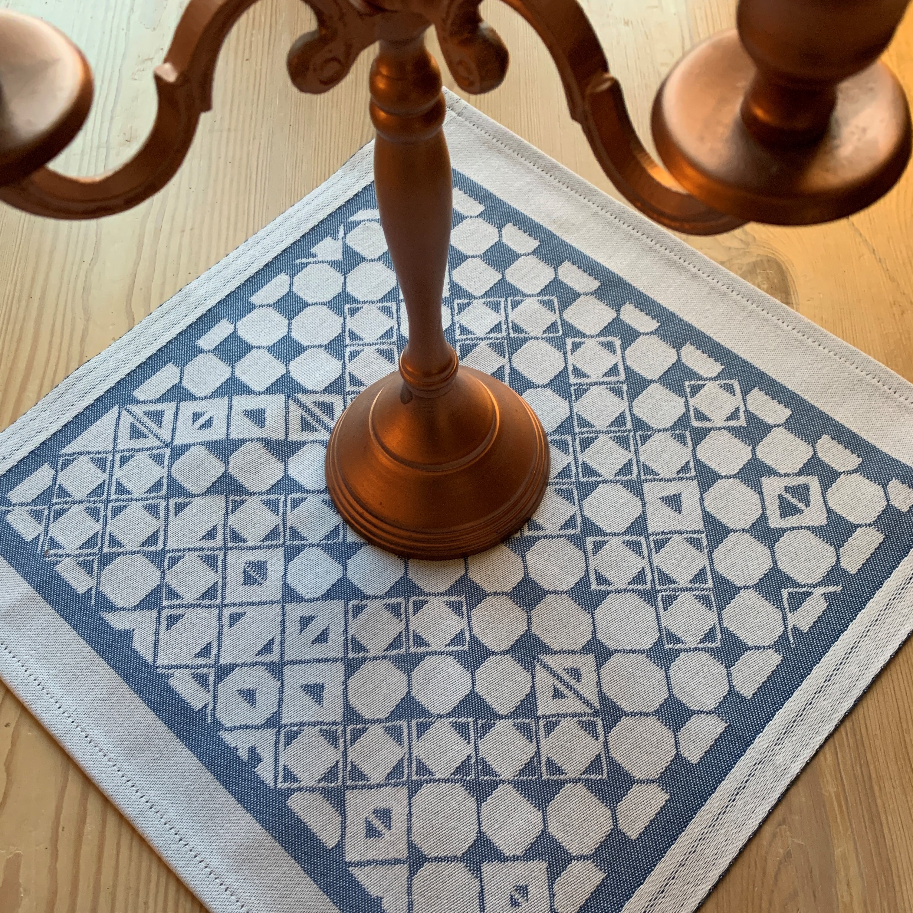 Bordstablett-servett med det gamla nåjdmönstret från Marsfjäll