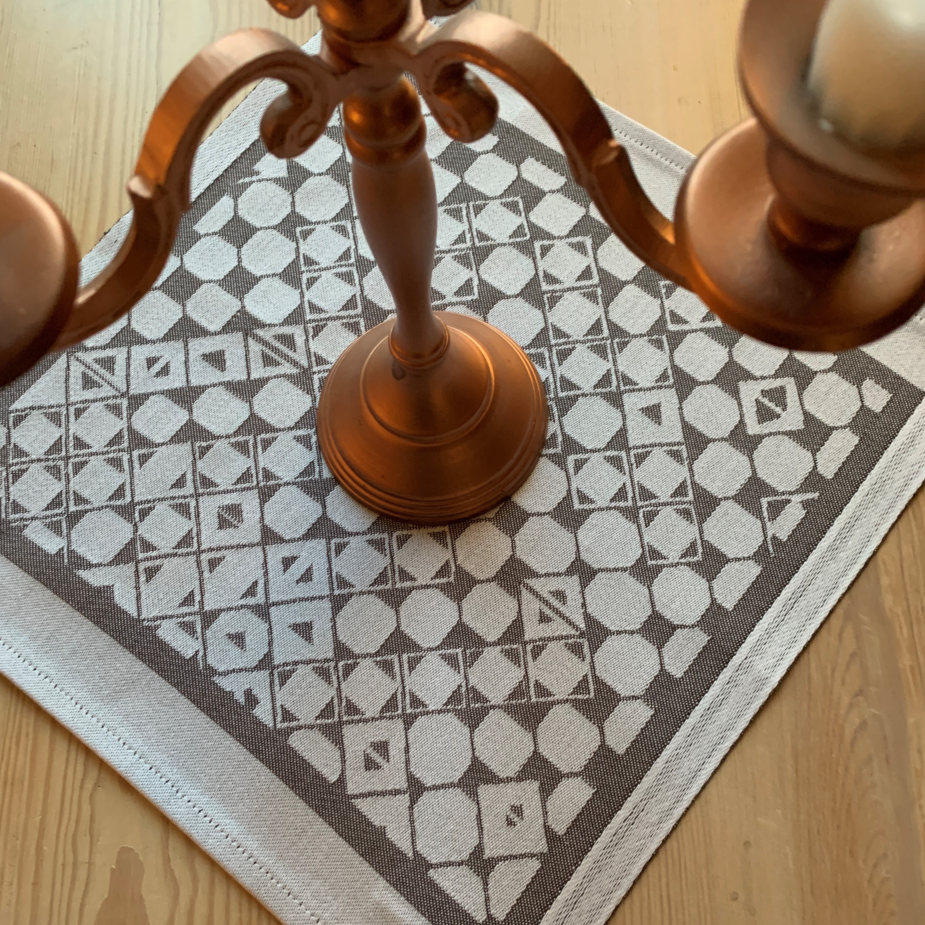 Bordstablett-servett med det gamla nåjdmönstret från Marsfjäll