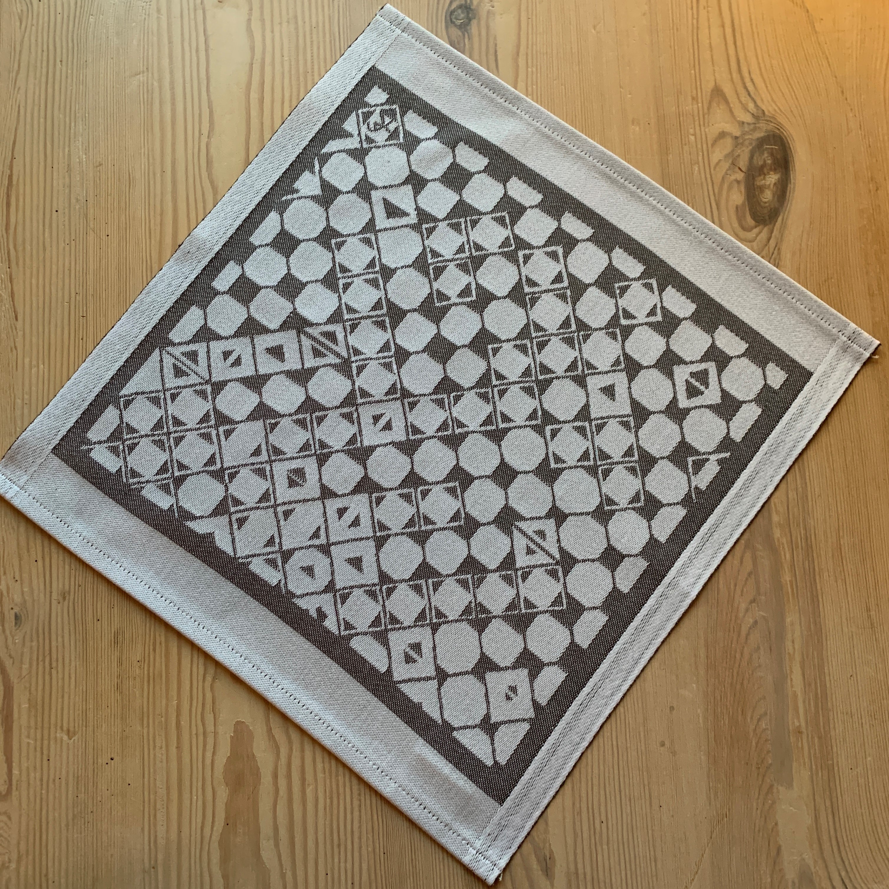 Bordstablett-servett med det gamla nåjdmönstret från Marsfjäll