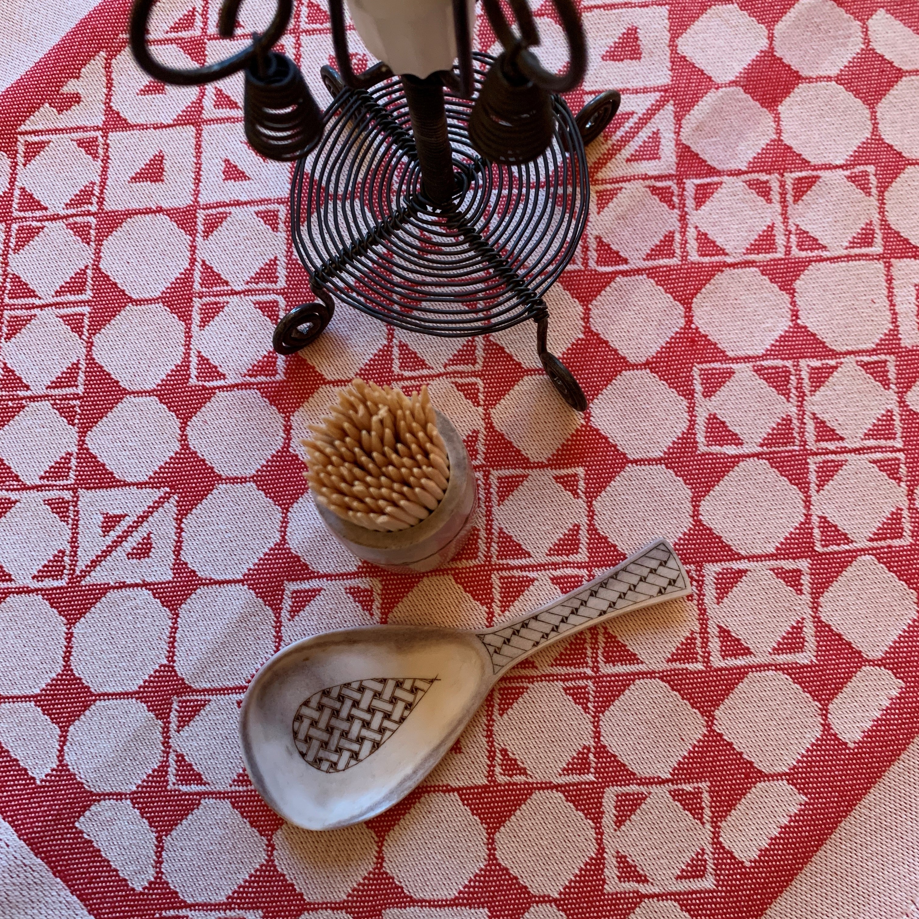 Bordstablett-servett med det gamla nåjdmönstret från Marsfjäll