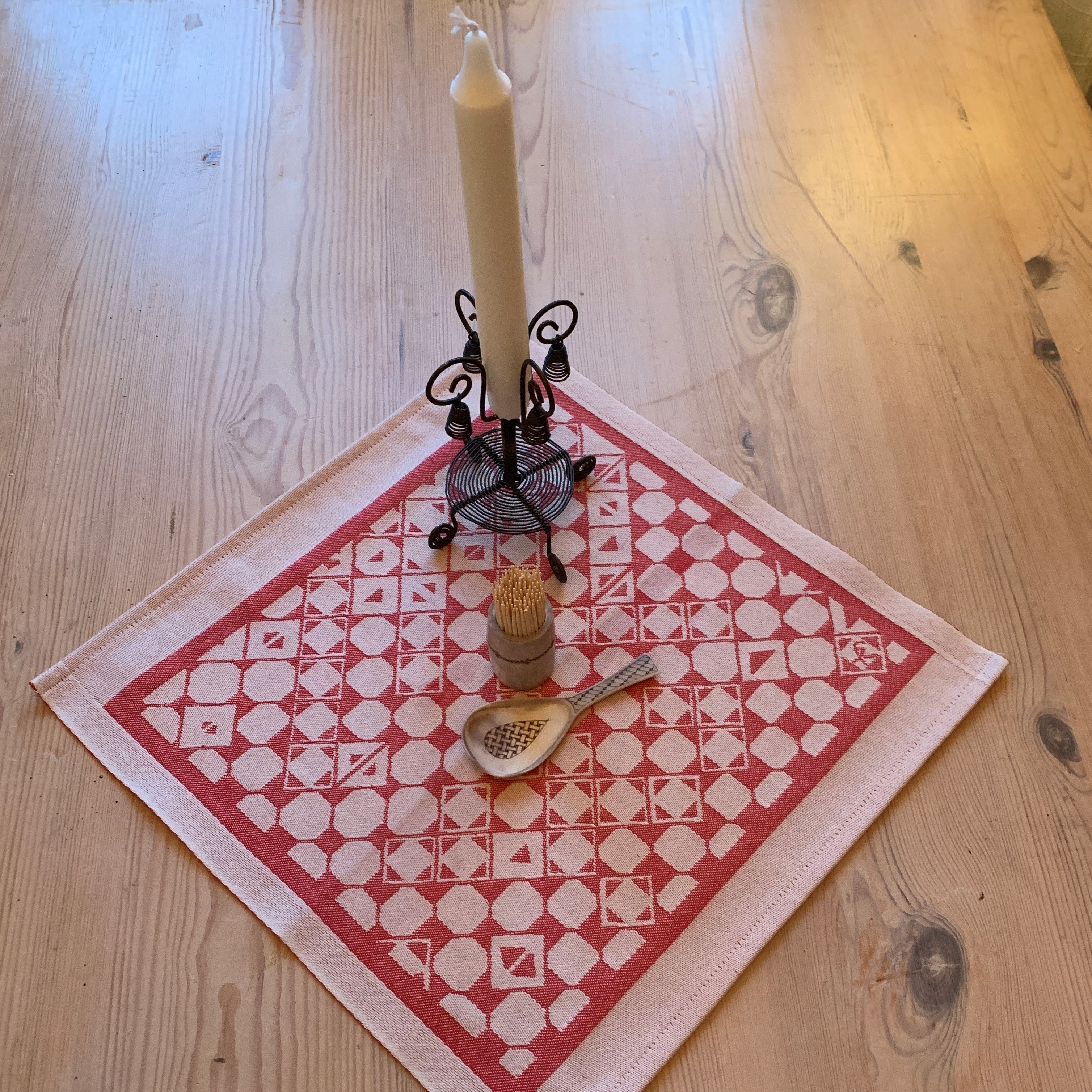 Bordstablett-servett med det gamla nåjdmönstret från Marsfjäll