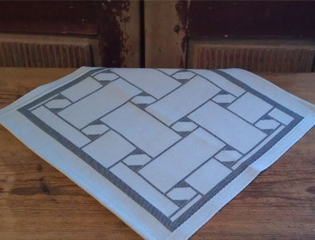 Bordstablett i blåvitt sydsamiskt flätmönster 35x35 cm i design av Doris och Sven-Åke Risfjell, Risfjells,Sameslöjd i Vilhelmina.