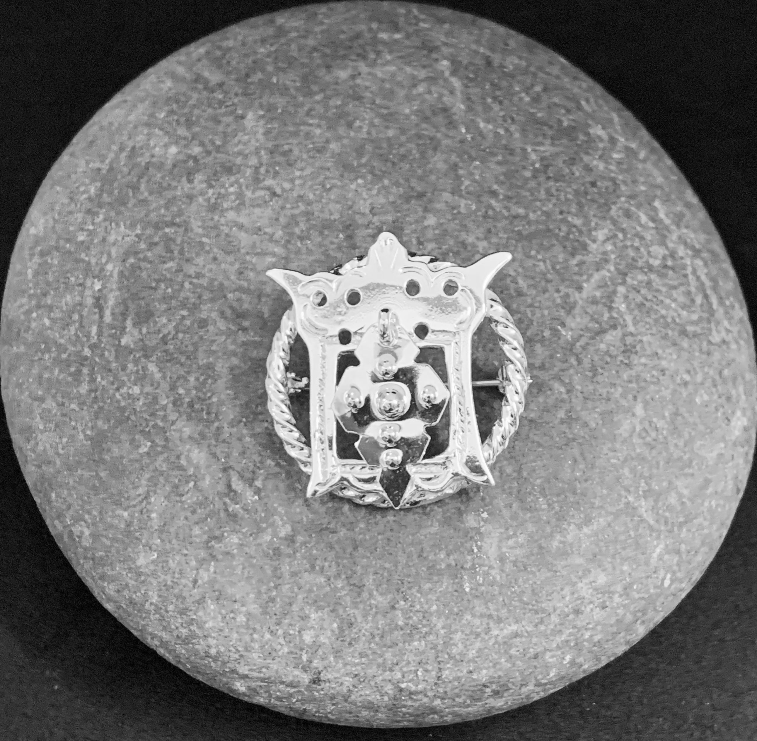 Den samiska maljan är ett traditionssmycke, här gjord som brosch. Lövet som hänger i mitten mäter 24 mm. Broschen är i silver. Diameter 33 mm. Nål på baksidan som låses med rullås. Risfjells Sameslöjd i Vilhelmina-södra Lappland.