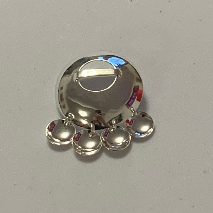 Vacker silverbrosch i form av buckla med fyra runda konkava hängen. Diameter 32 mm. Längd med löv 45 mm. Finns hos Risfjells Sameslöjd i Vilhelmina, Södra Lappland.