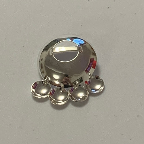 Vacker silverbrosch i form av buckla med fyra runda konkava hängen. Diameter 32 mm. Längd med löv 45 mm. Finns hos Risfjells Sameslöjd i Vilhelmina, Södra Lappland.