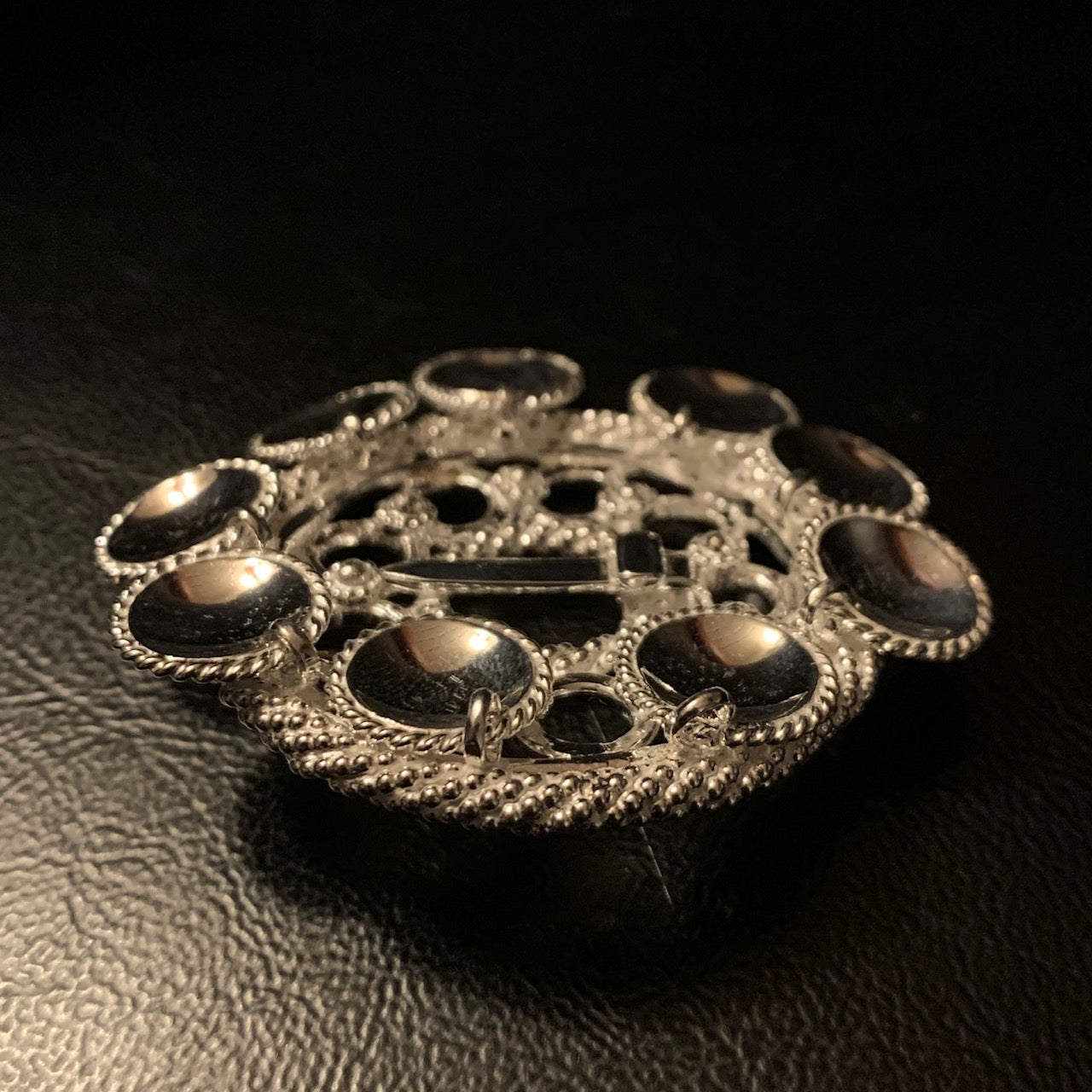 Brosch Riskuu i silver nio runda löv. Filigranarbete runt löven och hela broschets runda ring. Diameter på ringen är 4 cm. Höjd med löv är 5 cm. Finns hos Risjfells Sameslöjd i Vilhelmina, södra Lappland.