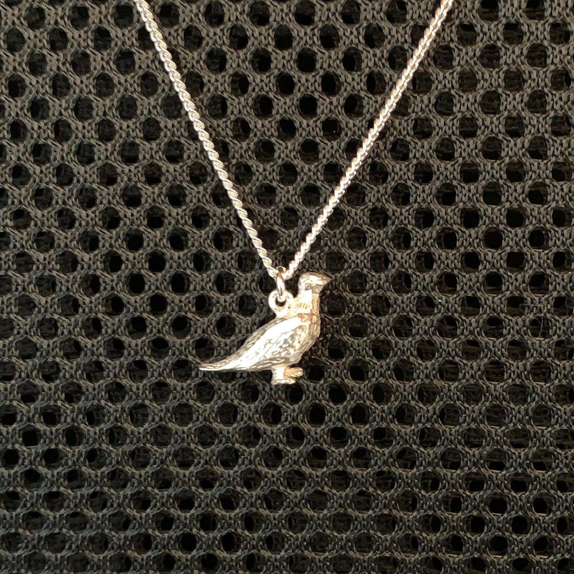 Ripa som halsband i silver. Medföljande silverkedja är 45 cm lång. Ripans höjd är 14 mm och bredd 20 mm. Halsbandet hittar du hos Risfjells Sameslöjd i Vilhelmina, Södra Lappland.