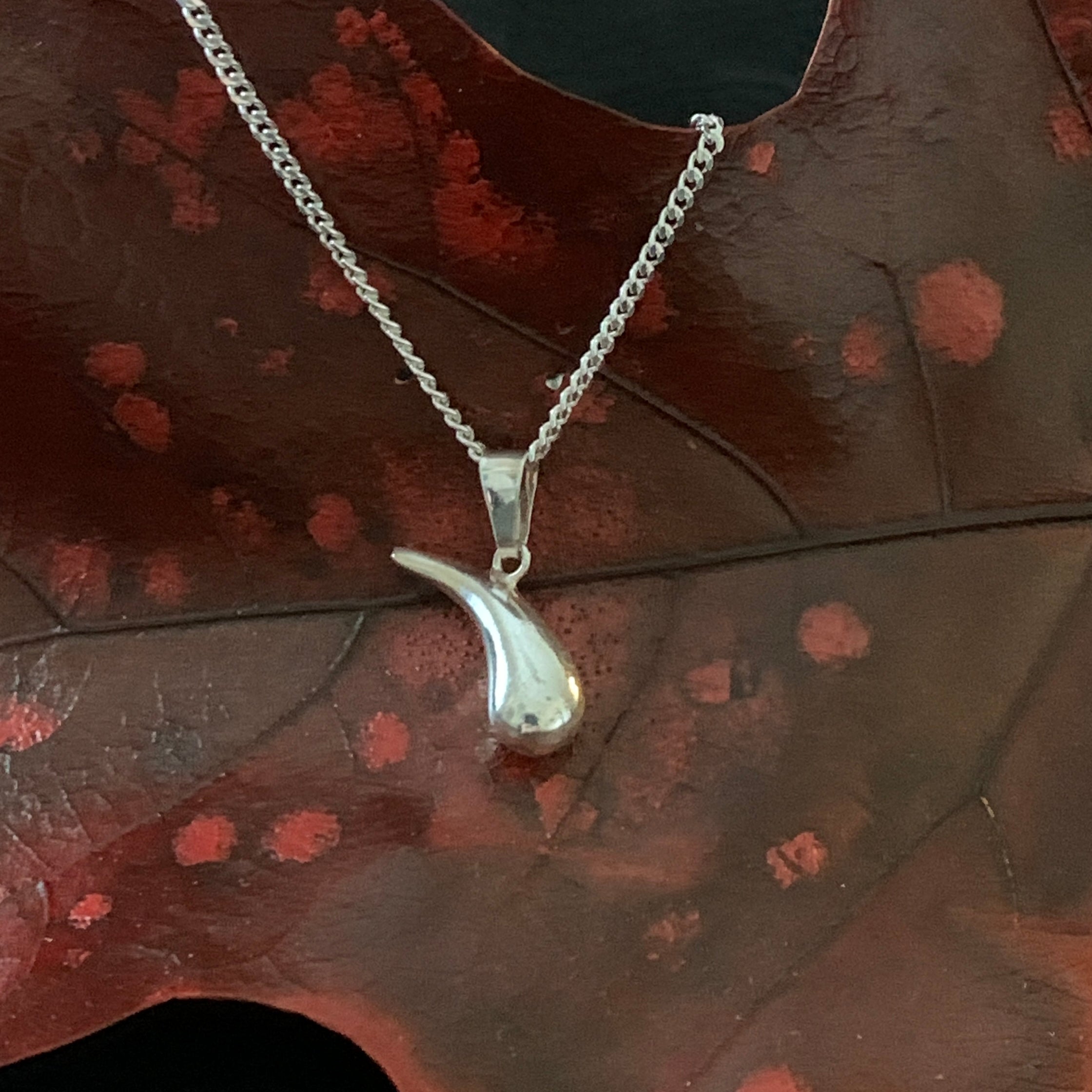 HalsbandT rollforsen i 925 Sterling silver. Designen är inspirerad av Trollforsen i Pite älv. Hänget ser ut som en vattendroppe. Finns hos Risfjells Sameslöjd i Vilhelmina.