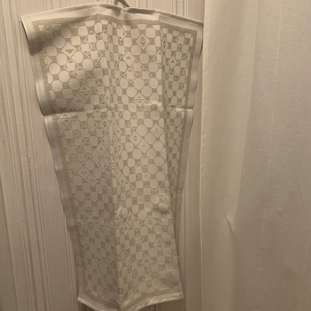 Risfjells Sameslöjds design "Marsfjälls Nåjdens Mönster" som handduk. Handduk i bomull och lin med vårt unika mönster från  Marsfjäll i Vilhelmina som Sven-Åke Risfjell upptäckt och återinfört i slöjden. I textil produktion av Doris Risfjell i samarbete med olika väverier. Handdukarnas mått är 50x70 cm. De finns i färgerna naturvit, blå, brun grå och röd. Här i linets färg.